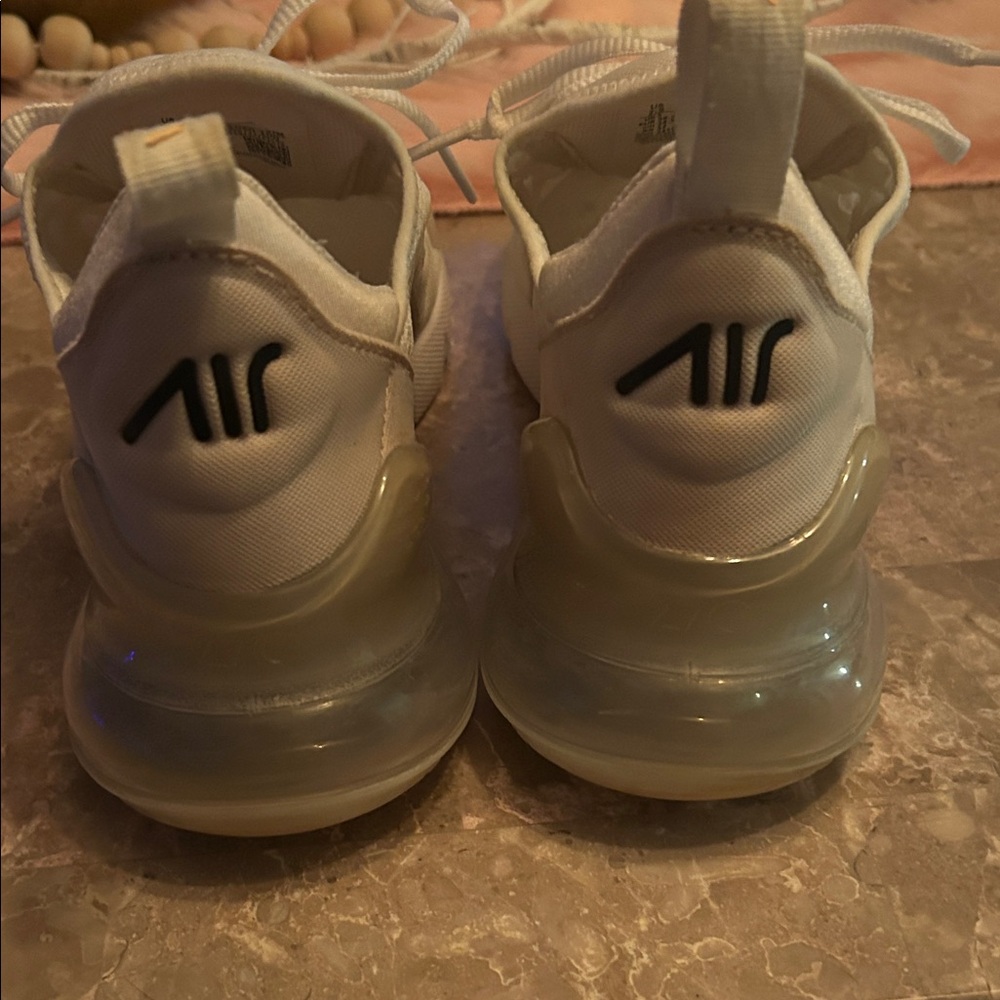 Woman’s Nike White and Gold Air270 Lightweight Sneakers size 7.5 - Picture 2 of 9
